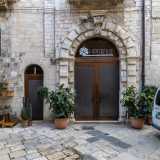 L�ingresso � rappresentato da un monumentale portale ad arco a tutto sesto con triplice fascia di bugne alternate...